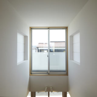 吹き抜け／2階の個室には吹き抜けに向かって窓が設けられており、家族同士声を掛け合うこともできる