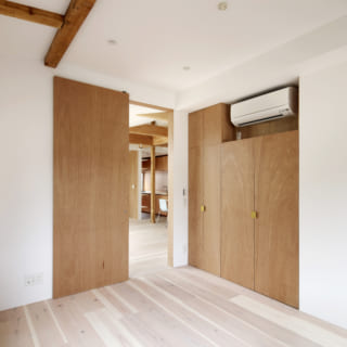 2階の個室。収納やドアに用いられたラワン材と白いペンキのコントラストが美しい