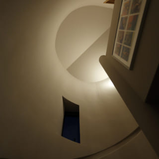F邸を手掛けた大工＆塗装屋さんという幼馴染みコンビのコラボレーションによって完成したらせん階段。天井を見上げると、うっとりするほど幻想的な光景が楽しめる