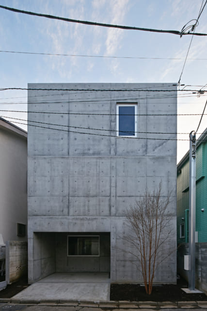 正面から上原邸を望む。立て替えが進む上原邸周辺だが、3階建て・鉄筋コンクリート構造の外観は、周囲の景色を一気に都会的な印象に変える力がある