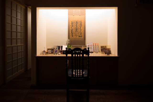 M邸のリビングダイニングの一角にある仏壇。仏壇の下は引き出しになっており、ゆかりの品をしまえるスペースも充分に確保されている