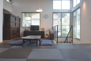 琉球畳に座って過ごす空間を実現！山手に佇む事務所×二世帯住宅