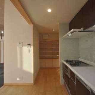 2階のキッチン。奥に備え付けられたパントリーは、キッチン用品や食材などを収納できる便利なスペースだ