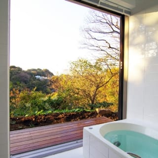 D邸の見事な眺望を活かした浴室からの眺め。まるで露天風呂からの眺めのようだ