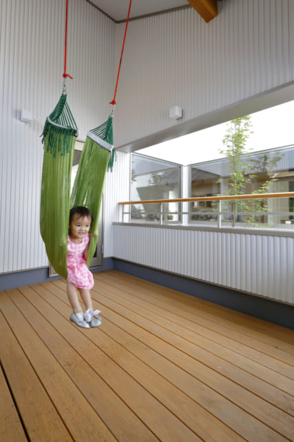 屋根付きのインナーバルコニーは、外でもあり、室内でもある空間。子どもたちの安全な遊び場としても大活躍している