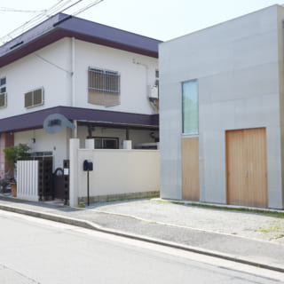 道路側に圧迫感を与えない、シンプルなつくりの玄関。こうして保育園と並んでいるが、裏側でつながっているとは信じがたい。プライバシーが確立されている玄関といえる