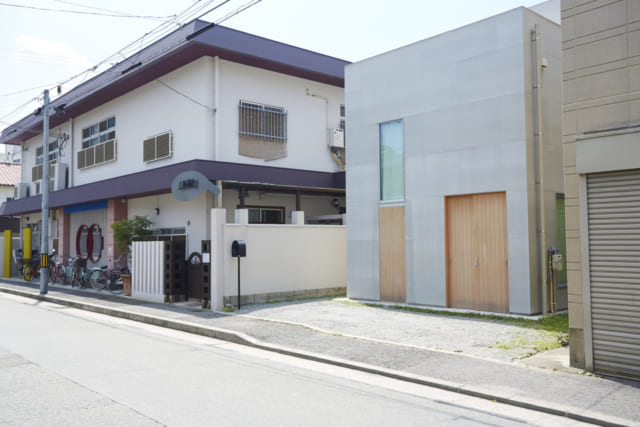 道路側に圧迫感を与えない、シンプルなつくりの玄関。こうして保育園と並んでいるが、裏側でつながっているとは信じがたい。プライバシーが確立されている玄関といえる