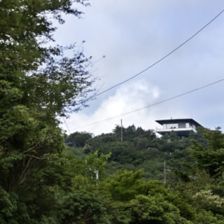 木々に囲まれていても、ひときわ目を惹く外観。さりげなく主張を抑えつつ、景観とマッチしているようにも映る