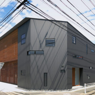 木製ルーバーの奥が住居スペース、ガルバニウム鋼板に覆われた場所が建築事務所。実験的にさまざまな窓が使用されている