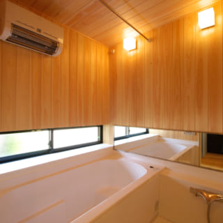 笹野さん家族の風呂は２階。ハーフユニットを使い、壁と天井には香りの良いヒノキ材を使用している。暖房乾燥機も完備