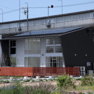 大屋根は南に14度傾き、太陽光パネルが設置されている。屋根が庇となり、横壁も張り出すことで西日もカットしている