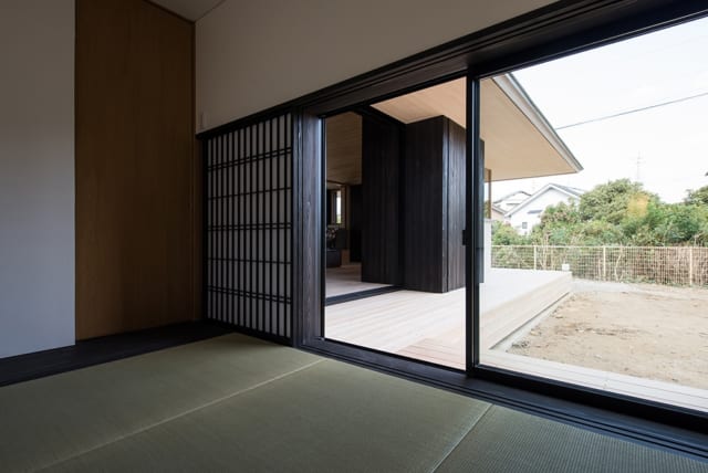 和室は高さ1.4ｍの吐き出し窓からデッキへ出ることができる。デッキには耐久性が高いセランガンバツ材を使用