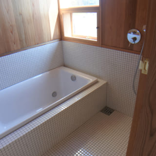 浴室は、腰板部分までをタイル貼りにして、その上の壁や天井は杉板貼りに