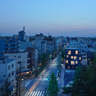 夜になり室内に明かりが灯ると、この建物が街を照らすランタンのような存在に