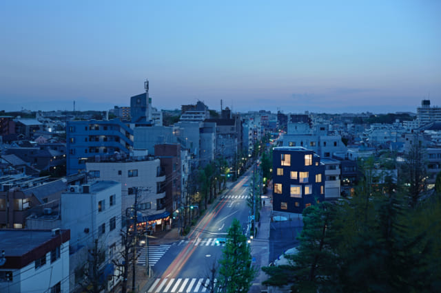 夜になり室内に明かりが灯ると、この建物が街を照らすランタンのような存在に