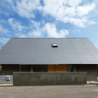 大屋根のため瓦では重くなりすぎるという耐震面を考慮して、屋根材には軽量なガルバリウムを採用。コストも抑えられた