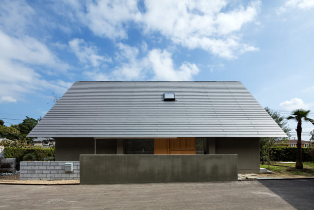大屋根のため瓦では重くなりすぎるという耐震面を考慮して、屋根材には軽量なガルバリウムを採用。コストも抑えられた