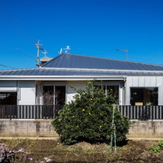 山登りがお好きなご夫婦お気に入りの、山の尾根のような屋根のライン。この形が高架道路からの目隠しにもなっている。