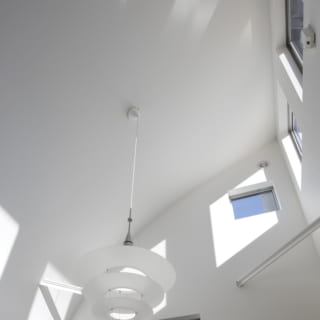 天井の光井戸。このように小窓をランダムに配置することで、光のグラデーションが室内を明るく照らすよう工夫されている