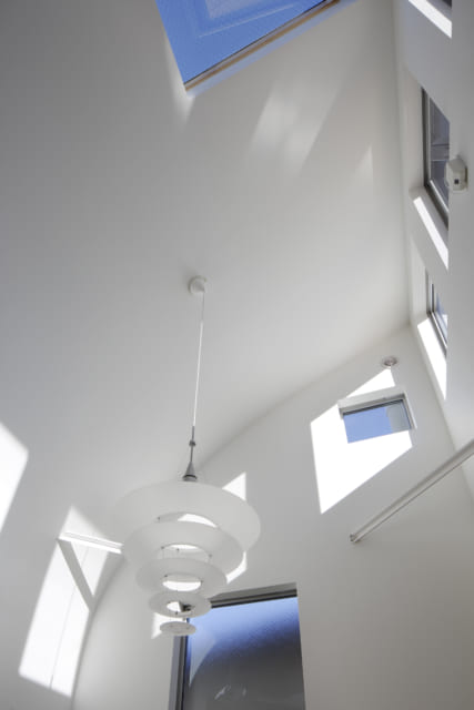 天井の光井戸。このように小窓をランダムに配置することで、光のグラデーションが室内を明るく照らすよう工夫されている
