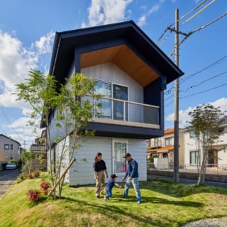 建物が建つ部分には60～80cmほど盛り土をすることで、小山の上に家が建っているイメージ。建物を囲む庭でお子さんと遊ぶのも休日の楽しみ