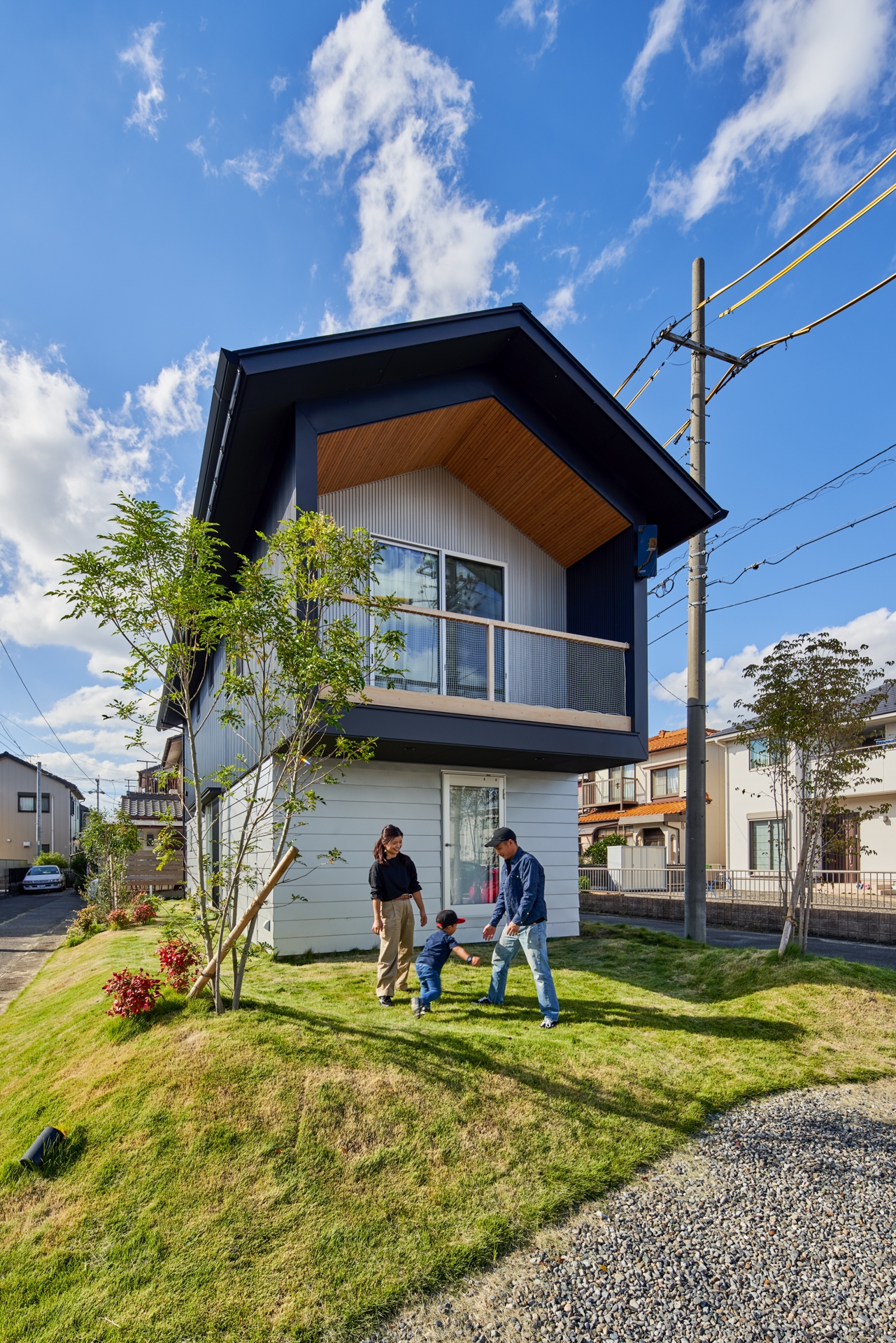 敷地の内外 庭と建物 建物内の空間 境界を限りなく減らして つなげる ことで 人も街も伸びやかに暮らせる家 建築家ポータルサイト Klasic クラシック 理想の注文住宅を建てよう 建築事例一覧 建築家検索ならおまかせください