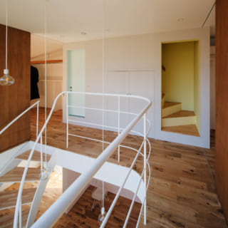 3階　階段まわり／ペンダントライトは伊藤さんが自作しており、天井の取り付け部分をすっきりさせている。写真中央奥は左からトイレ、収納、屋上への階段。トイレは淡い水色、階段は淡い黄色にし、表情豊かな空間に仕上げた