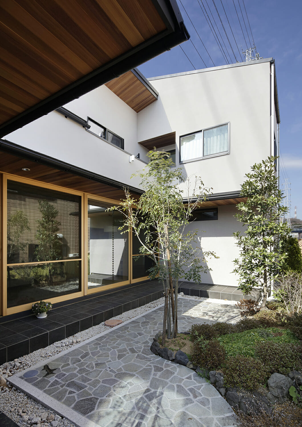 中庭に大きく開いた開口部が魅力 構造にヒノキを贅沢に使った上質な住まい 建築家ポータルサイト Klasic クラシック 理想の注文住宅を建てよう 建築事例一覧 建築家検索ならおまかせください