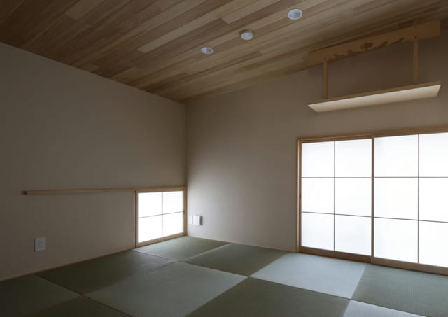 フチなし畳を敷いた和室。座った目線の高さに明り取りの窓が設けられている
