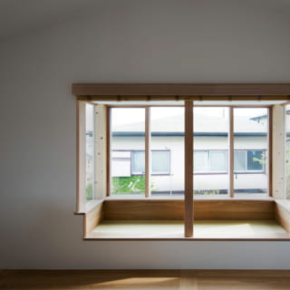 出窓の下は腰掛けられる畳敷きとなっており、見下ろすと庭の景色を楽しむことができるよう工夫されている