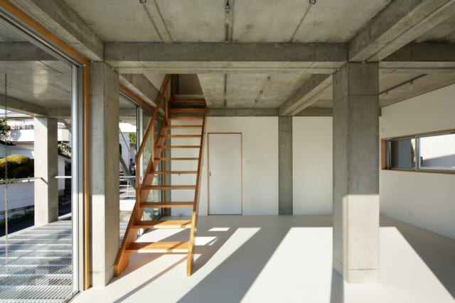 １階ホールは多目的な用途に活用。天井をあえて仕上げずコンクリートの質感をそのまま楽しむ