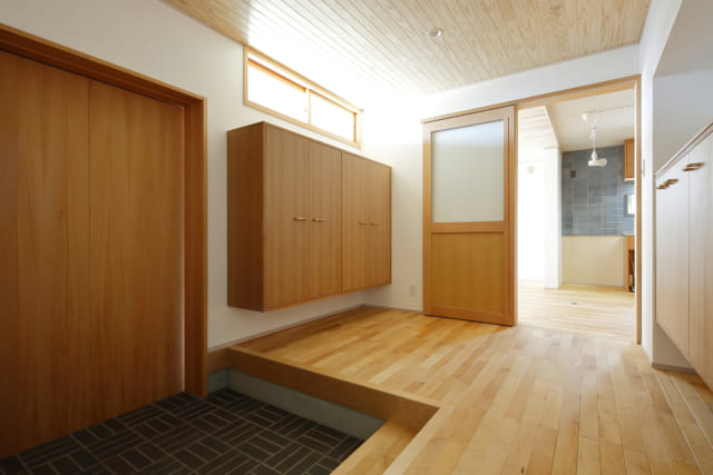 広々とした玄関ホールは風除室的な役割もある。玄関からの外気をここで留めることで、玄関ホールという空間自体が断熱の役割を担うという。これは、昔の日本家屋の土間のような感覚だ
