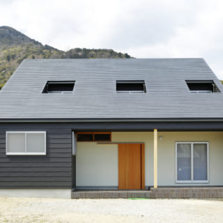 正面から見たら平屋のように見えるT様邸の外観。片流れ屋根の勾配も背景の多度山としっくり合う角度になるよう、1階と2階の割合を調整した