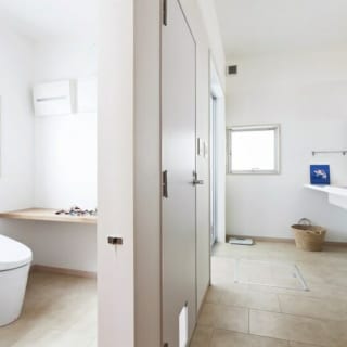 洗面室、バスルーム、トイレ／清潔感のある白で統一された水まわりはゆったりとしており、車椅子でも動ける広さ。バスルームの大きな窓を始め各所をバランスよく開口し、採光も湿気対策も万全