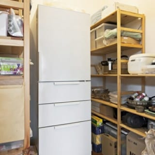 パントリー／LDKの障子の一部はパントリーの扉。食品や生活雑貨のストックがたっぷり入る。生活感が出やすい冷蔵庫などの家電製品もこの中に収納。おかげでLDKはすっきり広々