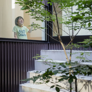 邸内のどこにいても見える中庭は、お子さまたちの格好の遊び場。空間の高低差が好奇心を刺激する