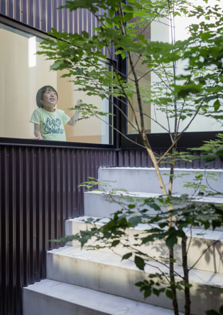 邸内のどこにいても見える中庭は、お子さまたちの格好の遊び場。空間の高低差が好奇心を刺激する