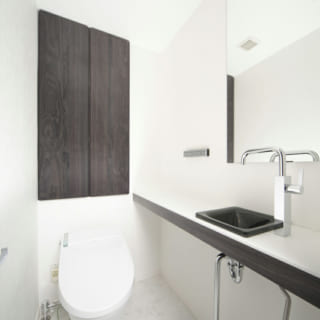 トイレもLDKとトーンを合わせたデザイン。広めのスペースを取り、専用の手洗いも設置した