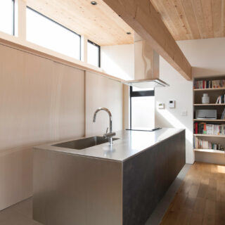 2階キッチンは「ステンレスのシンプルなデザイン」という要望をかなえるため、オーダーでつくった