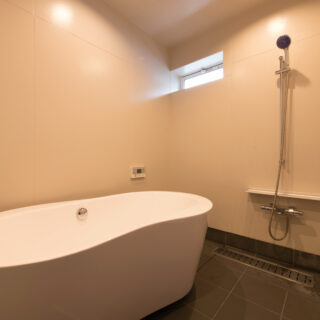 1階バスルーム。ご夫妻のリクエストで浴槽は置き式に。広々した贅沢な造りでゆっくりと入浴できる