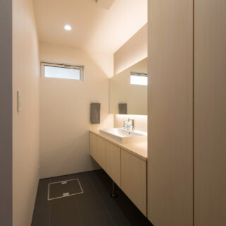 1階洗面室。タオルや小物を入れる大容量の収納を造り付けてあり、洗面台まわりはすっきり