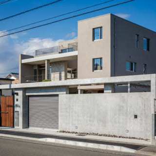 長いコンクリート塀に囲まれた広大な敷地。以前の家にもあった和風庭園は土壌を安定させる工事が必要だったが、先代が大切にしていた樹木は残し、2階のリビングからいつも眺められる配置を計画。これも、「受け継いだものの再生」の1つだ