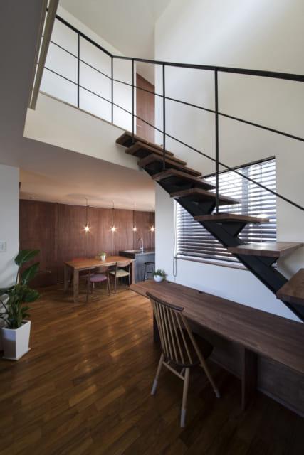 リビングに隣接する吹き抜けに軽快な階段を設けることで、家全体がつながるような断面計画とした。階段が家具と一体となっているところも面白い