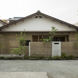 外壁は地元のスギを重ねながら横に張る「下見張り」で仕上げた。武川さんいわく、板を少し重ねて凸凹をつけると柔らかな印象になるのだそう。スギはどこでも手に入る素材で、修繕が必要になったとき、「使用した外壁素材と同じ型番がない」といった事態にならないのがうれしい