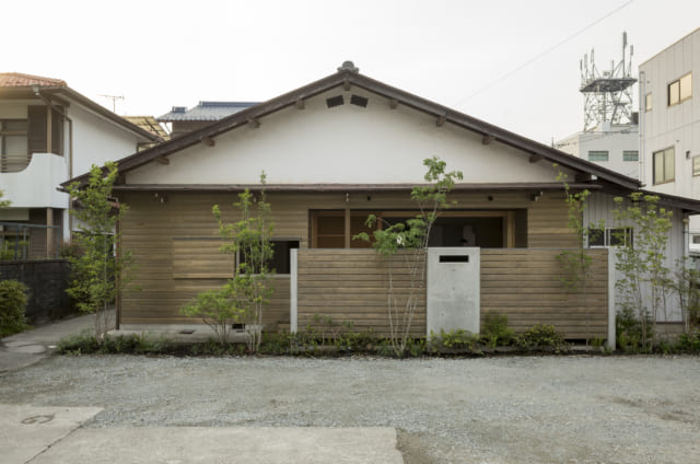 外壁は地元のスギを重ねながら横に張る「下見張り」で仕上げた。武川さんいわく、板を少し重ねて凸凹をつけると柔らかな印象になるのだそう。スギはどこでも手に入る素材で、修繕が必要になったとき、「使用した外壁素材と同じ型番がない」といった事態にならないのがうれしい