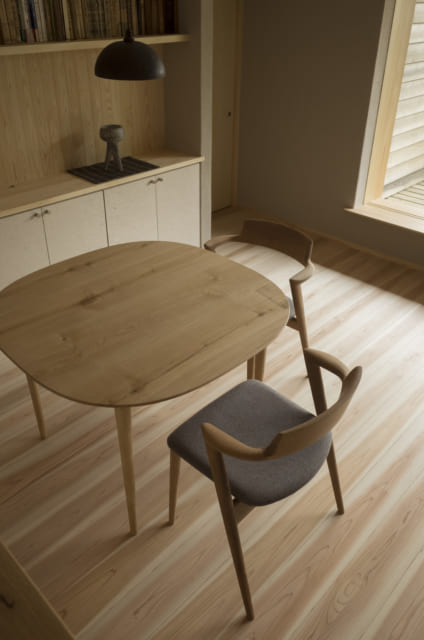 クリの木のダイニングテーブルは武川さんの設計。楕円形は机上を広く使えて、かつ、柔らかな印象になる