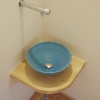 邸内に2つあるトイレの手洗いボウルは、Sさまと小嶋さんをつなげてくれた陶芸家の作品