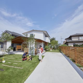 S邸は住宅街に立つが、南（写真右）の正面は住宅がなく開けており、のどかな景色を眺めることができる。大きな敷地内にはSさまのご実家もあり、ときには広々した芝生に親族が集まってバーベキューなどを楽しむそう