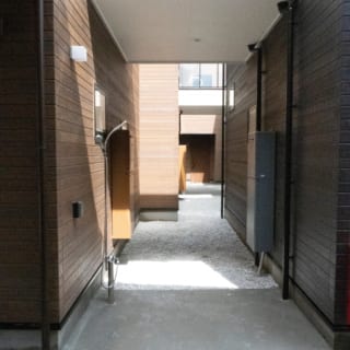 建物の間の小道には、共用の温水シャワーが。海から帰ってきてすぐに砂や汚れが落とせるというサーファーにはうれしい設備