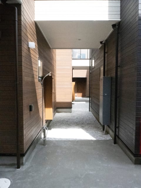 建物の間の小道には、共用の温水シャワーが。海から帰ってきてすぐに砂や汚れが落とせるというサーファーにはうれしい設備